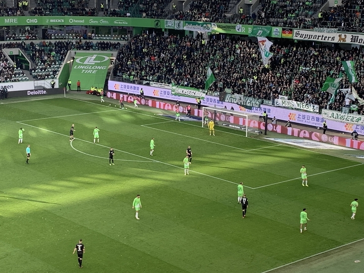 Die SchülerInnen bim Stadion beim Fußballspiel.