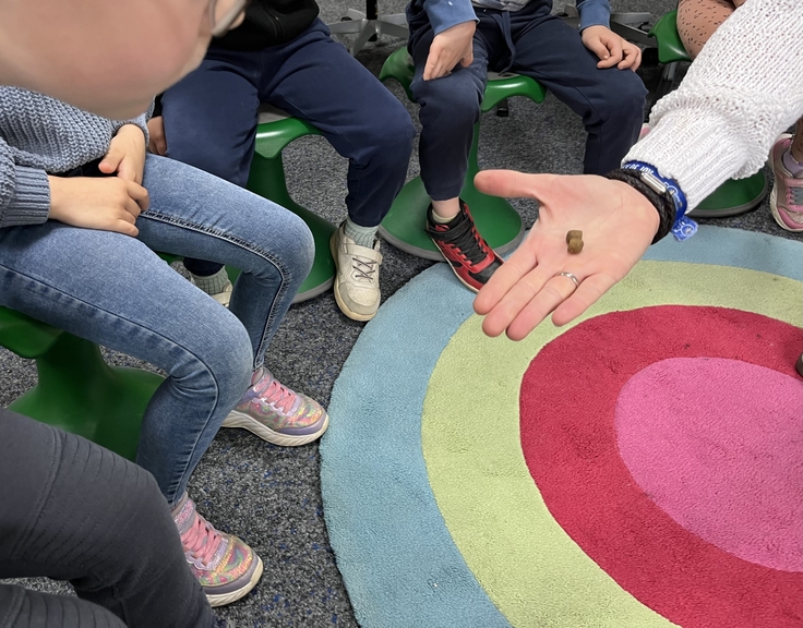 Hündin Skylar besucht Kindergarten.
