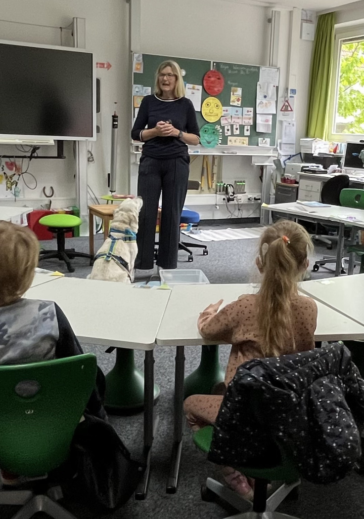 Hündin Skylar besucht Kindergarten.