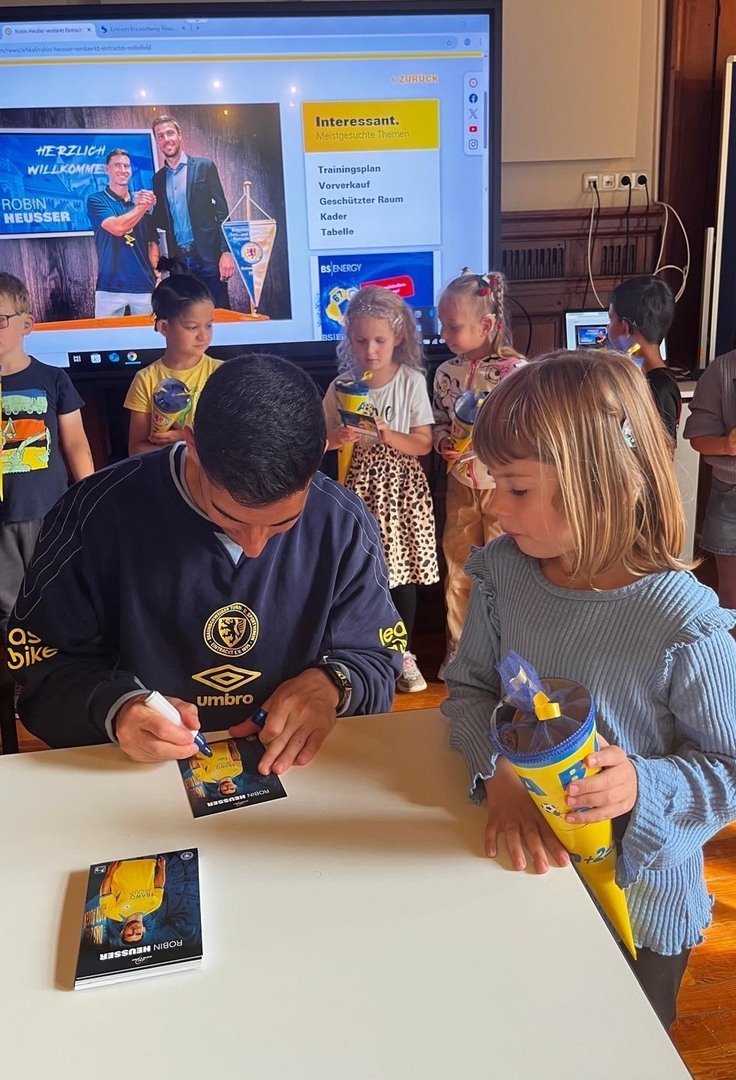 Die Schülerinnen bekommen Schultüten überreicht