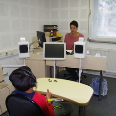 Jugendlicher bei der Audiometrie