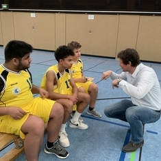 Herr Plickert erklärt den Schülern die Taktik bei der Nord-Ost-Qualifikation Basketball 2022.