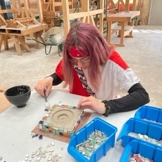 Schülerin arbeitet im Bereich Bautechnik im Rahmen des Braunschweiger Modells
