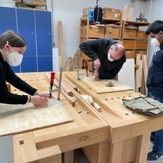Schüler*innen arbeiten im Zuge der Berufsvorbereitung mit Holz.