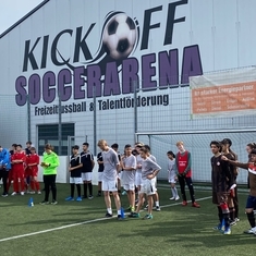 Die Schüler*innen spielen beim Deutschlandcup in der Soccerarena Fußball.