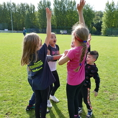 Die Schüler und Schülerinnen haben viel Spaß bei den verschiedenen Sportarten.