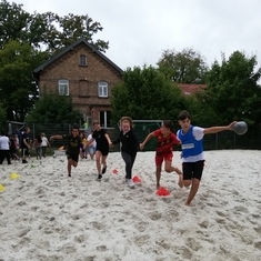 Die Schüler und Schülerinnen machen den Beachplatz sauber und spielen Sportspiele