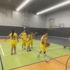 Einige Schülerinnen spielen Basketball in Münster.