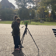 Die Schülerinnen und Schüler drehen ein Video.