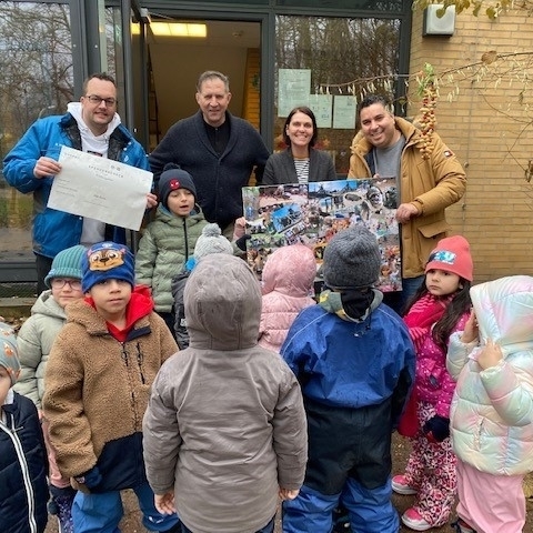 Die Kinder freuen sich über die Spende von VW