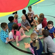 Die Kinder machen verschiedenen Sportübungen.