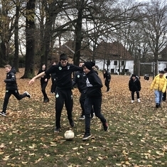 Die Schüler*innen lernen voneinander.