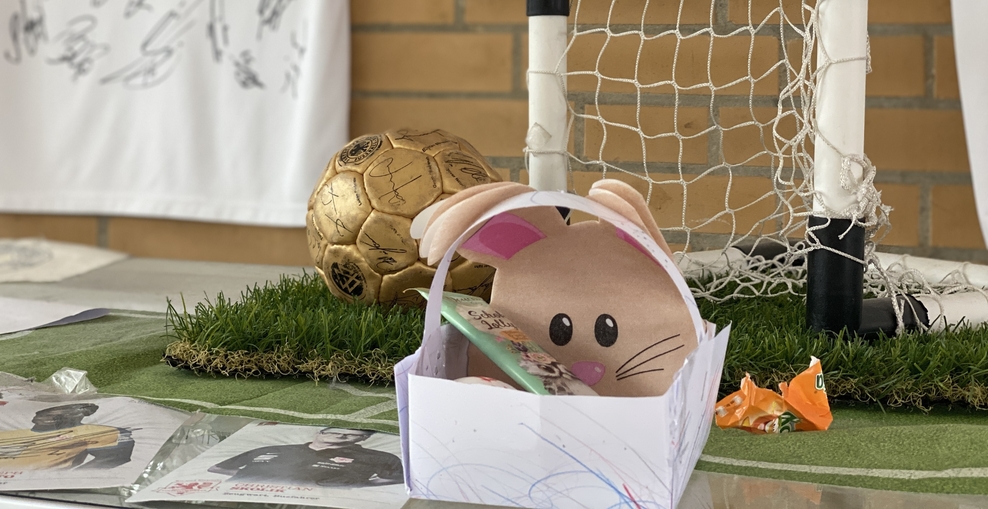 Die SchülerInnen der Grundschule suchen Ostereier in der Pausenhalle.