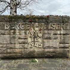 Die SchülerInnen besuchen die Gedenkstätte in Bergen-Belsen.