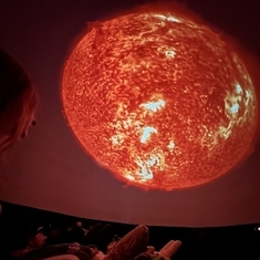 Die Schüler*innen konnten das Planetrium in der Sporthalle besuchen.