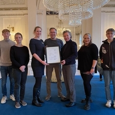 Auf dem Gruppenbild überreicht Frau Briesner (3. von links) die symbolische Eintrittskarte an Frau van Lohuizen, Direktorin des Landesbildungszentrums (3. von rechts).