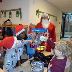 Die Kinder freuen sich über den Weihnachtsmann