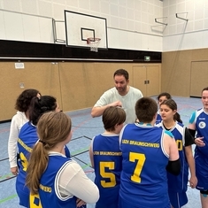 Die SchülerInnen spielen Basketball.