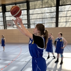 Die SchülerInnen spielen Basketball.