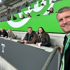 Vertreter des deaf-Fanclubs um Heiko Lessmann, Vera Thies und Oliver Gliß vom VfL Wolfsburg (digitale Barrierefreiheit), Dagmar Mavaddat und Thomas Ritter vom Gehörlosensportverband Niedersachsen e.V., Peter Fiebiger vom Gehörlosensportverein Braunsch