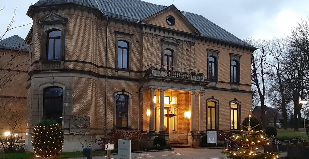 Das LBZH mVilla gebäude mit Weihnachtsbaum