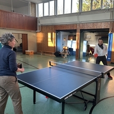 Schüler spielen an der neuen Tischtennisplatte