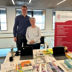 Frau Hommel und Herr Plickert beim Infostand im Klinikum
