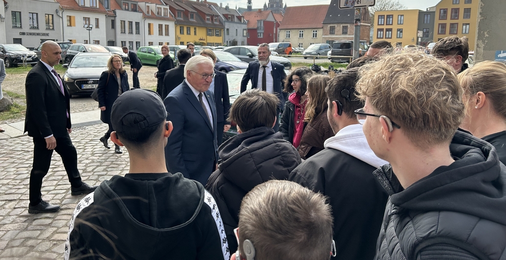 Die SchülerInnen treffen Herrn Steinmeier.