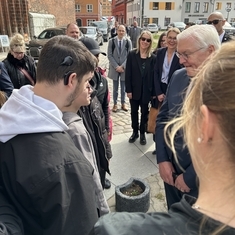 Die SchülerInnen treffen Herrn Steinmeier.