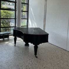 Ein neuer Flügel steht nun in der Pausenhalle.