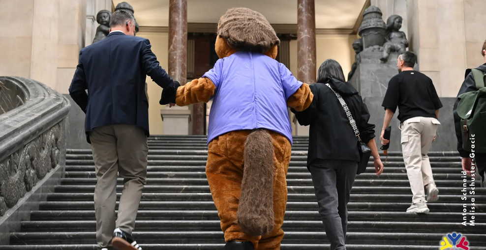 Das Maskottchen und Thomas Ritter gehen zum Bürgermeister